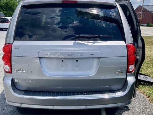 Used 2015 Dodge Grand Caravan SXT w/ Rear Park Assist Package FWD image 4