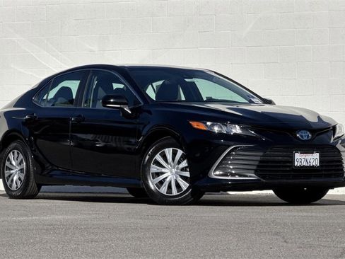 Used 2022 Toyota Camry LE image 2