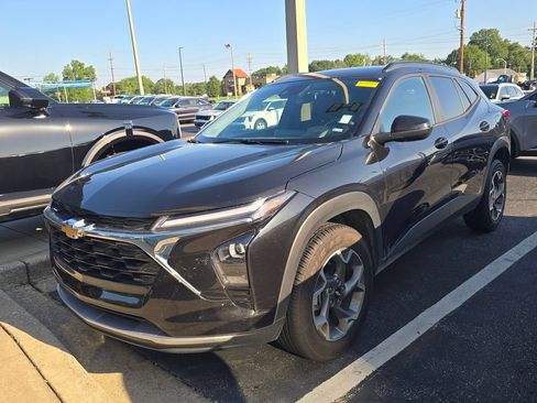 Used 2025 Chevrolet Trax LT FWD image 3