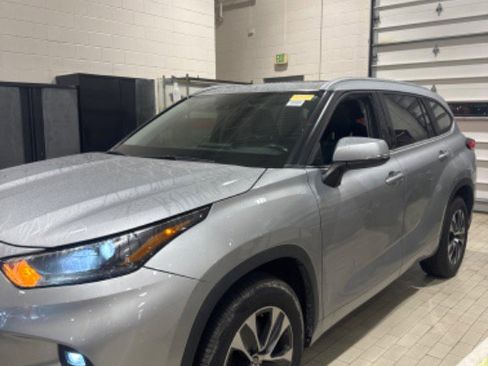 Certified 2021 Toyota Highlander XLE image 48