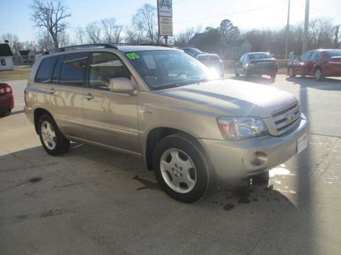 Used 2005 Toyota Highlander 4WD V6 w/ 3rd Row image 18