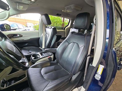 Used 2019 Chrysler Pacifica Touring-L w/ Advanced Safetytec Group FWD image 3