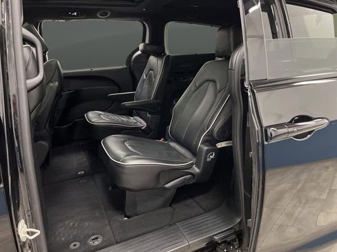 Used 2025 Chrysler Pacifica Limited image 29