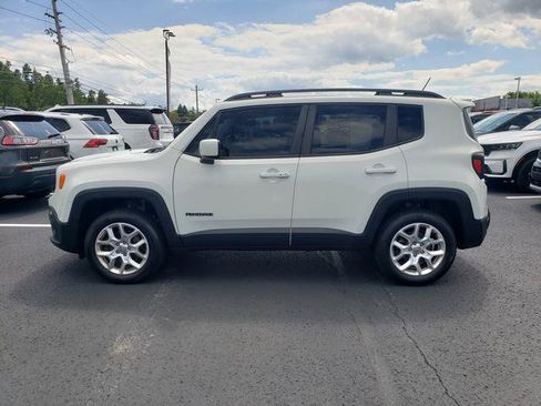 Used 2017 Jeep Renegade Latitude w/ Popular Equipment Group AWD/4WD image 7