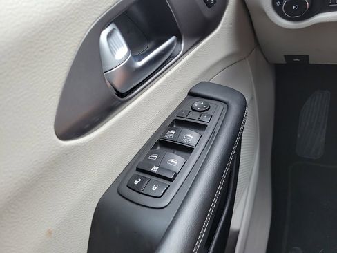 Used 2023 Chrysler Pacifica Touring-L FWD image 14