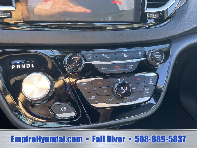 Used 2025 Chrysler Pacifica Select FWD image 25