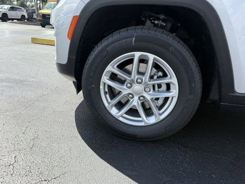 New 2025 Jeep Grand Cherokee Laredo w/ Luxury Tech Group I image 10