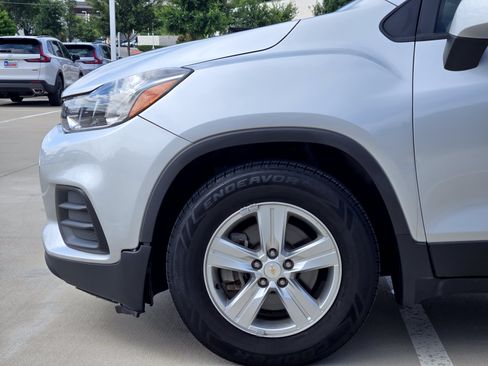 Used 2022 Chevrolet Trax LS w/ Tint and Cruise Package FWD image 10