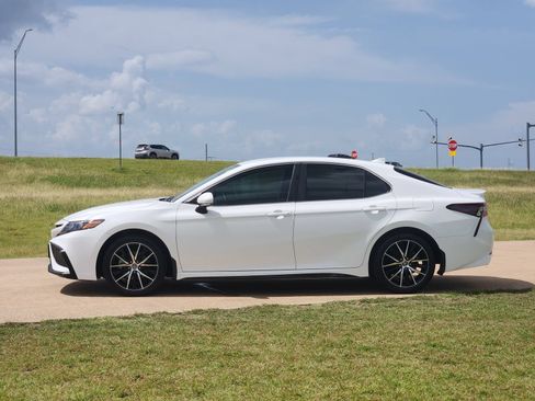 Used 2023 Toyota Camry SE w/ Convenience Package FWD image 3