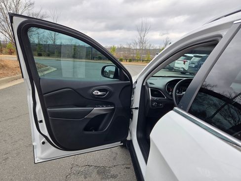 Used 2019 Jeep Cherokee Latitude w/ Popular Appearance Group image 20