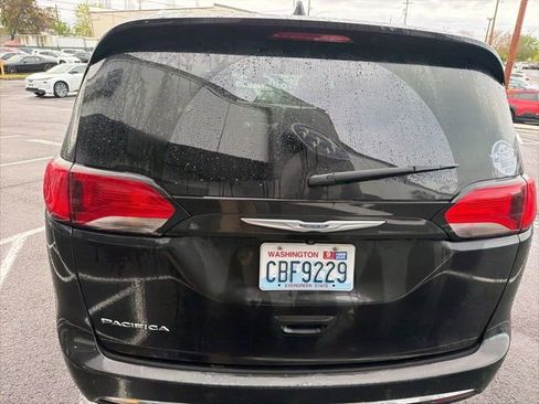Used 2019 Chrysler Pacifica Touring-L image 7