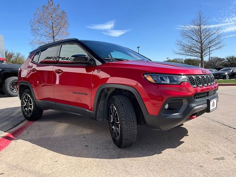 Used 2025 Jeep Compass Trailhawk image 4