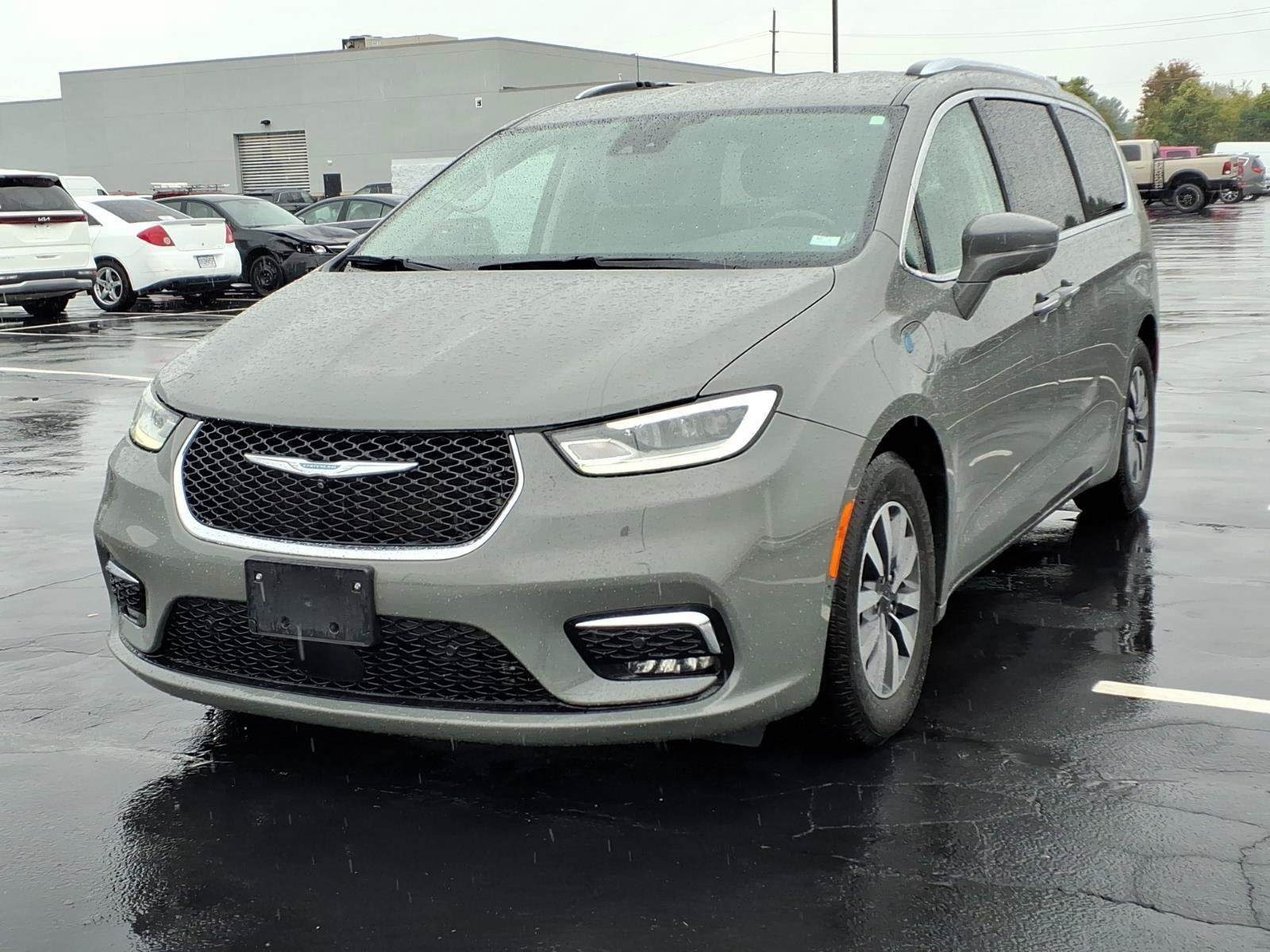 Used 2021 Chrysler Pacifica Touring-L FWD image 2