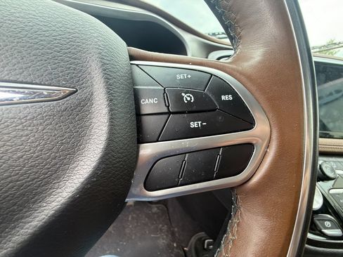 Used 2018 Chrysler Pacifica Limited FWD image 15