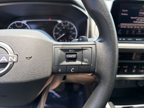 Used 2025 Nissan Rogue S FWD image 19