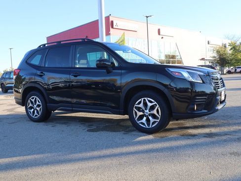 Used 2023 Subaru Forester Premium image 2