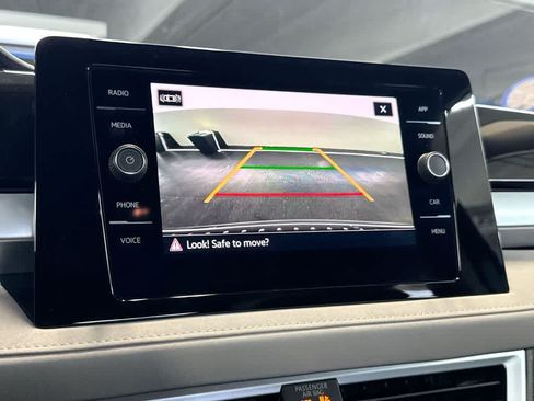 Certified 2025 Volkswagen Taos SE FWD image 18
