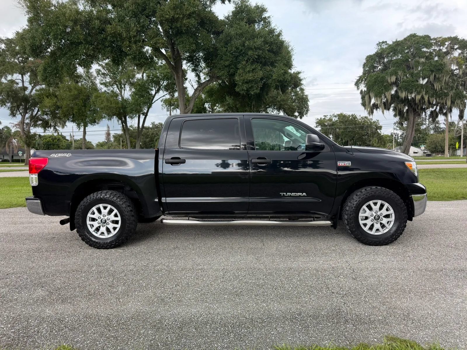 Used 2013 Toyota Tundra 4x4 CrewMax w/ Tow Pkg image 4