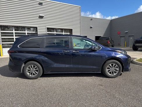 Used 2024 Toyota Sienna XLE image 2