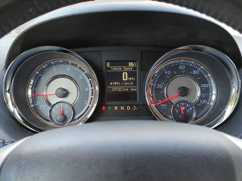 Used 2016 Chrysler Town & Country Touring FWD image 10