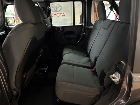 Used 2025 Jeep Wrangler Unlimited Rubicon image 17