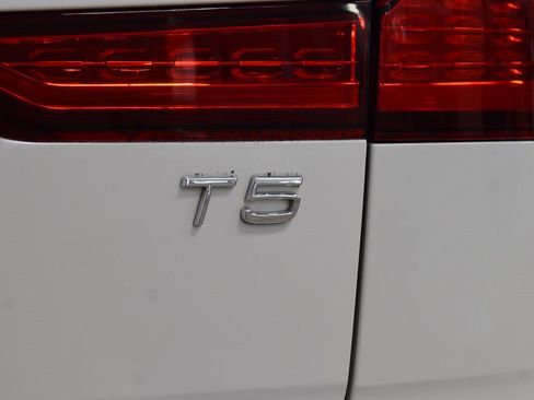 Used 2020 Volvo V60 T5 Momentum w/ Premium Package image 19
