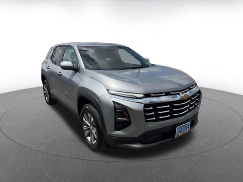 Used 2025 Chevrolet Equinox LT FWD image 3