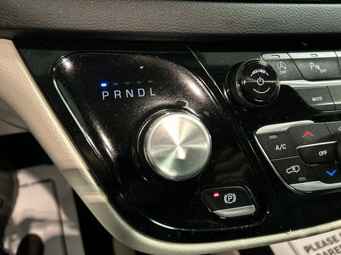 Used 2024 Chrysler Pacifica Touring-L image 20
