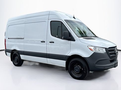 Used 2025 Mercedes-Benz Sprinter 2500 image 3