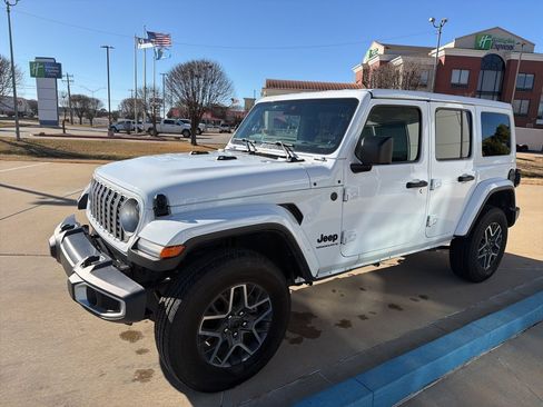 Used 2025 Jeep Wrangler Sahara image 4