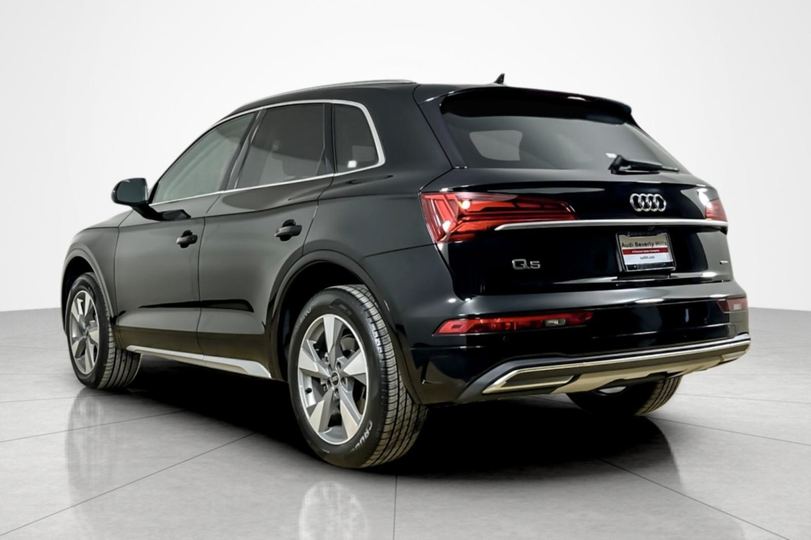 Used 2023 Audi Q5 2.0T Premium Plus w/ Premium Plus Package AWD/4WD image 3