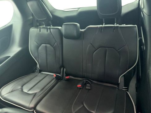 Used 2023 Chrysler Pacifica Limited w/ S Appearance Package FWD image 24