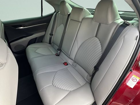 Used 2018 Toyota Camry SE FWD image 9