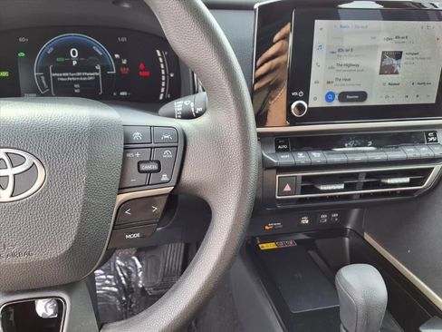 Used 2025 Toyota Camry XLE image 12