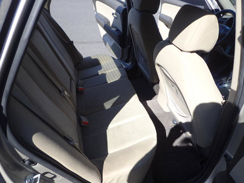 Used 2010 Hyundai Elantra GLS FWD image 12