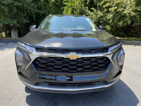 Used 2026 Chevrolet Trax LT FWD image 3