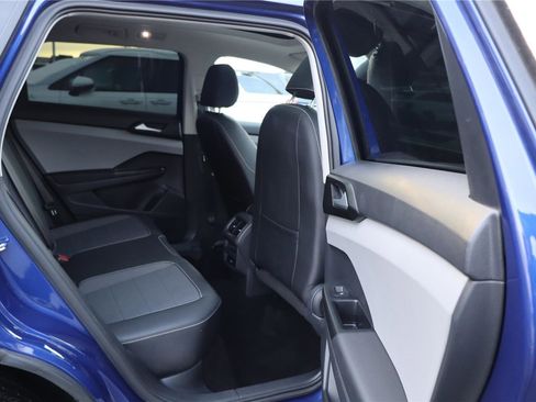 Certified 2022 Volkswagen Taos SE image 32