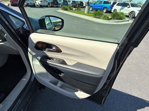 Used 2023 Chrysler Pacifica Limited FWD image 36