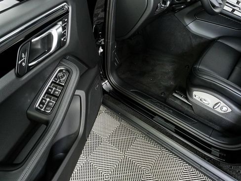 Used 2026 Porsche Macan AWD/4WD image 8