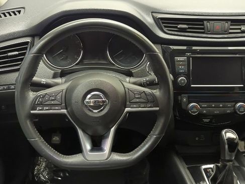 Used 2018 Nissan Rogue SV FWD image 18