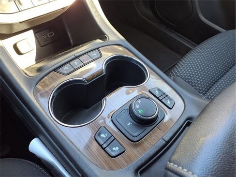 Used 2023 GMC Acadia SLE w/ Driver Convenience Package image 10