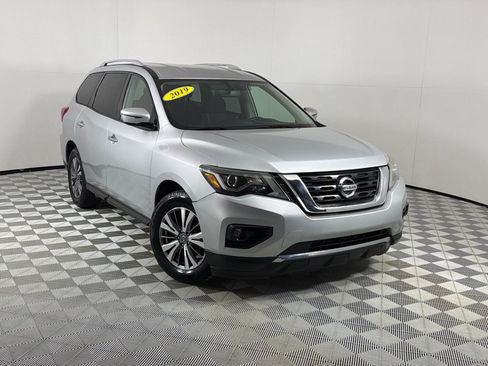 Used 2019 Nissan Pathfinder SV FWD image 2