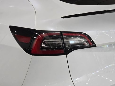 Used 2023 Tesla Model Y Long Range image 31