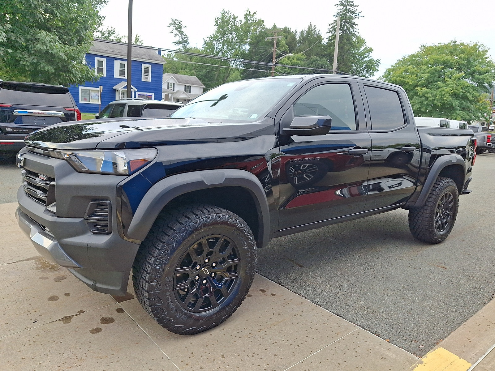 Used 2025 Chevrolet Colorado Trail Boss AWD/4WD image 3