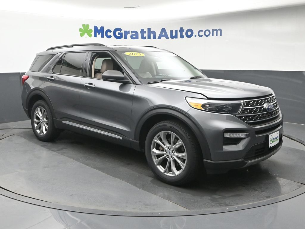 Used 2023 Ford Explorer XLT w/ Equipment Group 202A AWD/4WD image 2