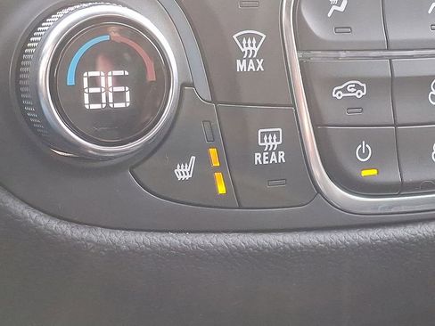 Used 2023 Chevrolet Equinox LT image 24