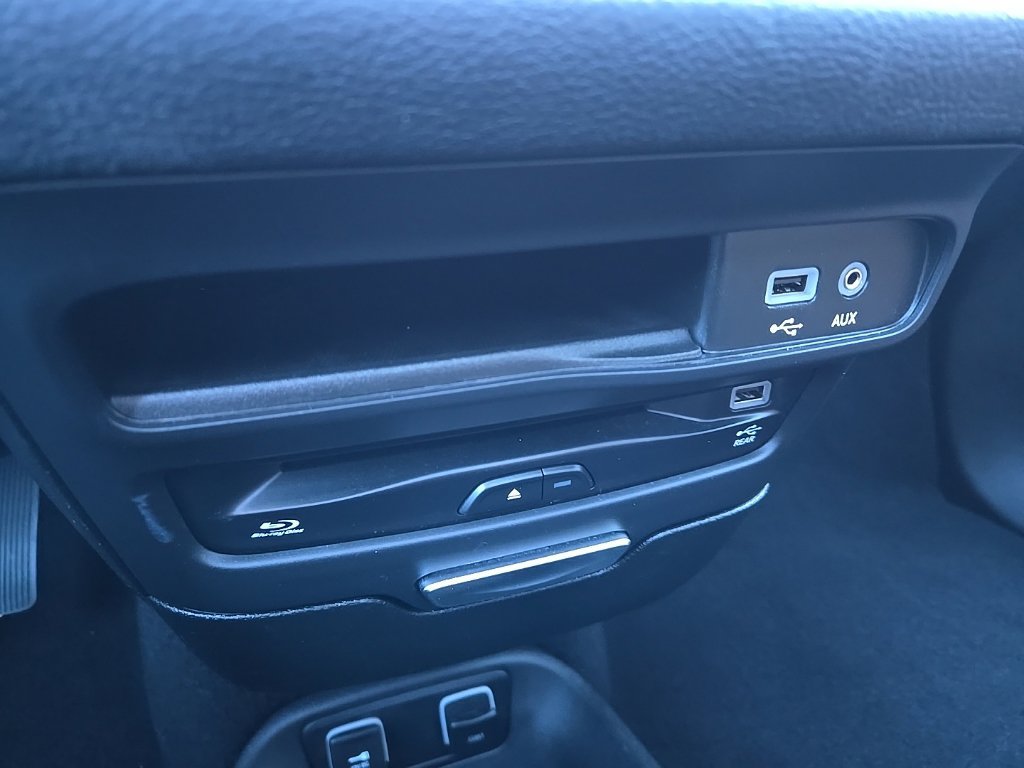 Used 2018 Chrysler Pacifica Limited w/ Tire & Wheel Group FWD image 49