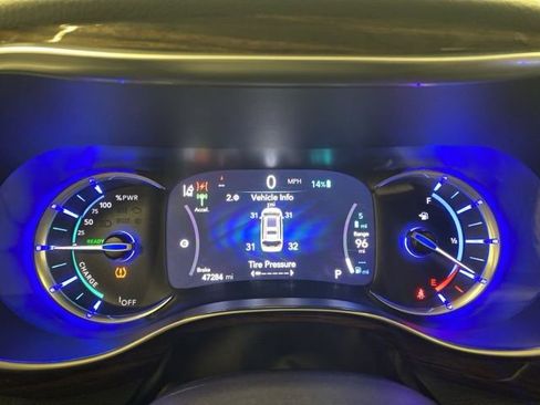 Used 2021 Chrysler Pacifica Limited w/ Uconnect Theater Family Group image 13