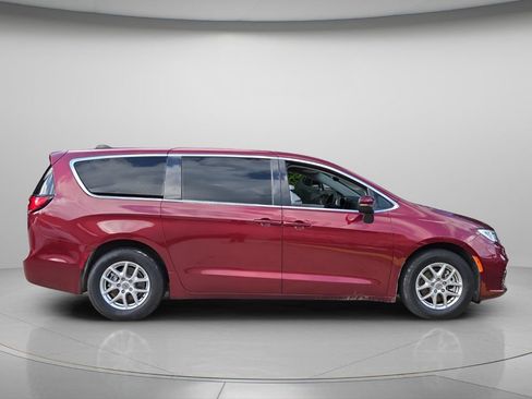 Used 2023 Chrysler Pacifica Touring-L FWD image 8