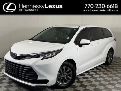 Used 2022 Toyota Sienna LE FWD image 1